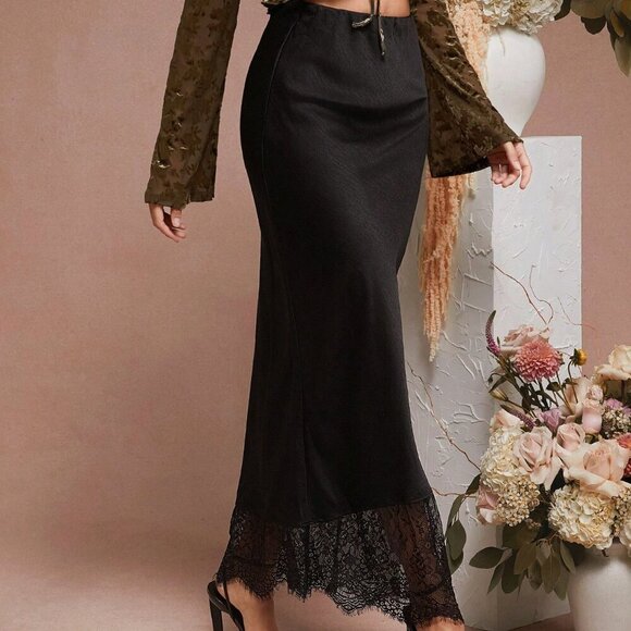 Black Elegant Women's Satin Lace Hem Detail Low Rise Skirt - Picture 4 of 5